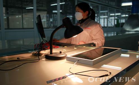 熱烈祝賀我公司碲化鎘薄膜太陽(yáng)能電池板試驗(yàn)成功！