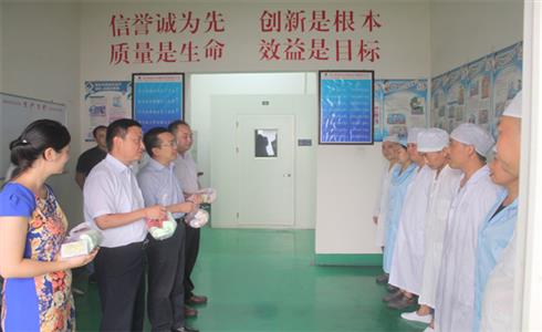 成都中建材開展“送清涼”慰問活動(dòng)